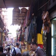 １４世紀から市が出来た歴史の古いカイロ一大お土産品市場です。