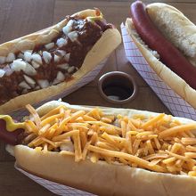 PINK'sのホットドック3種(プレーン・チーズ・チリ）