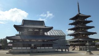 薄暗いが千数百年前の塑像が直に見える