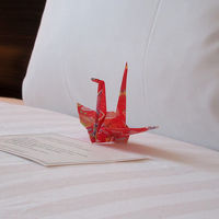 ベッドには折鶴、オークラですね