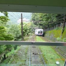 比叡山を目指すケーブルカーが交差。