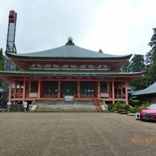 頂上のお堂ではアウディの新車イベントが開催中で驚き。