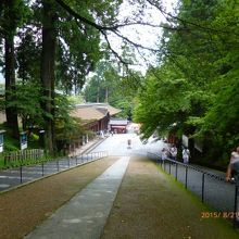 行きは良いが、帰りがキツイ。根本中堂への参道坂道。