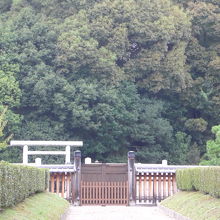 三条通り側から天皇陵を望む、墳丘の大きさがさすが天皇陵指定