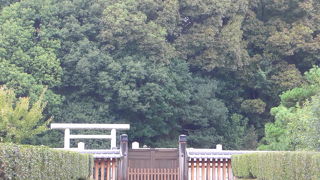 街の真ん中三条通り沿いに残る天皇陵