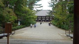 快適な散歩道の途中にあります