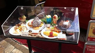 パーラーナルシマのマウンテンホットケーキが有名