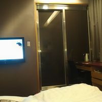 バスルーム入り口は金属の引き戸。