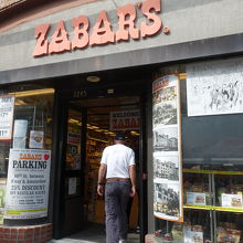 こちらはスーパーの入口です。カフェの入口は手前側にあります。