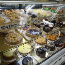 入口を入るとオリーブ、チーズ、そしてデザートコーナーです。