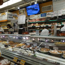 デリや鮮魚コーナーがあります。