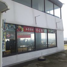 お店の入り口、すぐ奥が海辺です