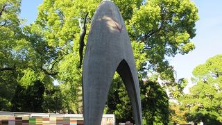 原爆ドームからほど近い場所にある、原爆の犠牲となった子供たちを慰霊する像です。