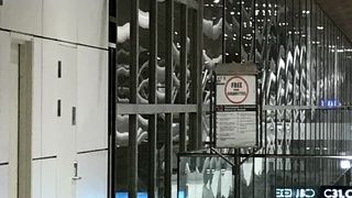 愛煙家向け)クアラルンプール国際空港の喫煙所