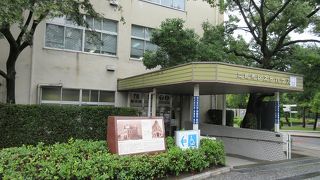 休息所兼観光案内所として使われている被ばく建築。