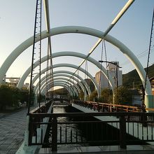 左右の遊歩道も綺麗に整備され、掲示物もわかりやすいです。