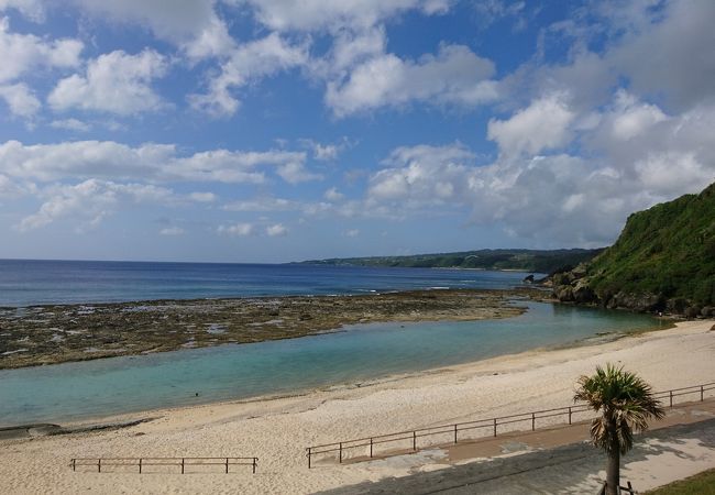 サンゴ礁を削った海水プール