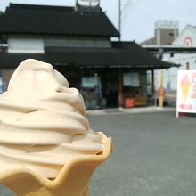 しょう油ソフト、待ちきれず上部食べたところ。奥が売店