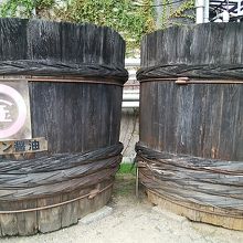 売店横に鎮座しているしょう油樽
