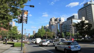 両側は緑豊かな公園のように整備されていました。