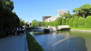 原爆死没者慰霊碑から伸びる長方形の池。