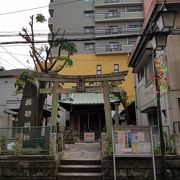 繁華街裏通りの立派な道祖神