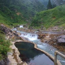 おサルも入ってくるかもの、宿の露天風呂