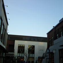   赤れんが倉庫の手前にある２階建ての小さなショッピングモー