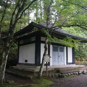 小さなお堂のような建物が寂しげに建っているだけのところ