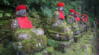 赤い帽子に赤いよだれ掛けをしてもらって