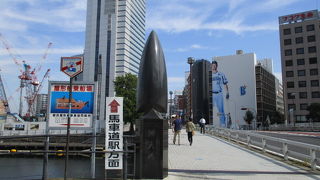 船の帆をモチーフにした親柱の高級感ある黒石が見ごたえあります。