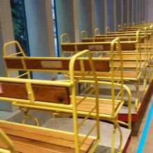 これがトロッコです。屋根がないので、上から水が落ちてきます。