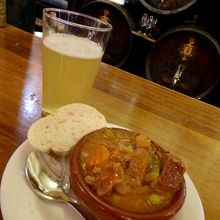 レモンビールと無料タパスは肉じゃがっぽい煮物