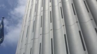 外観に圧倒されるビル