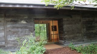 六花亭プロデュースの小さな美術館を併設した広大なガーデン