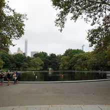 人工の湖（Conservatory Water）です。