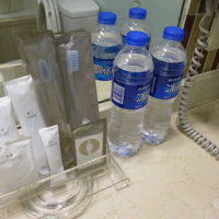 アメニティです。ミネラルウオーターありました。