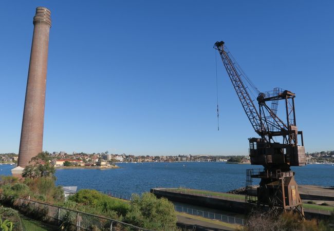 歴史的な重みとライトな廃墟感が感じられる、地区公園のように整備がされた島