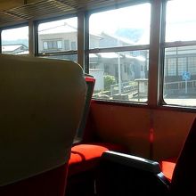 特急車内。結構揺れる。