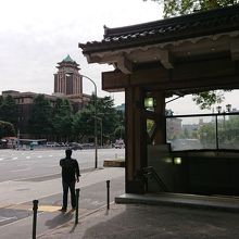 市役所駅出口から振り返る