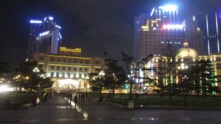 広場の周りには、歴史を感じる建物。絶対行きましょう。