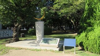 三日月の上に立つ子供を抱いた母親の像。