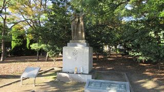 戦争で亡くなった数多の犠牲者の冥福を祈る像です。