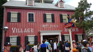 ペグおばさんが経営する村の雑貨店
