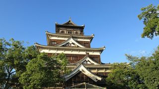 平城という平地に建てられたお城で、天守閣は二の丸・本丸と進んだ時には木々に隠れてなかなか見つけられません。