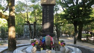 中国や韓国でみられる、亀に乗った石碑です。