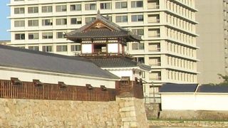 ２階の外側に欄干をめぐらした珍しい造り