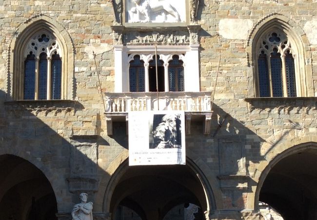 白いサンマルコの獅子と白いバルコニーが印象的な旧市庁舎。