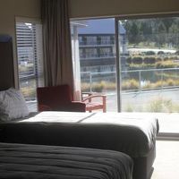 ベッドの向こうには、木製のデッキテラス。