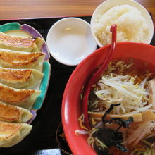 ラーメンと餃子ライス700円です